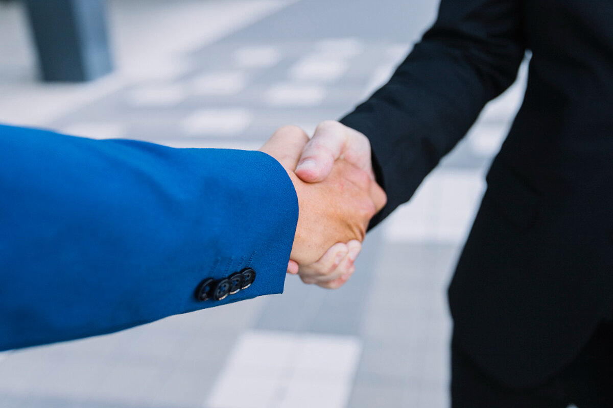 Handschlag zwischen zwei Geschäftspartnern