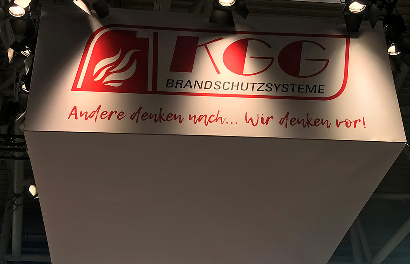 Messestand der KGG Brandschutzsysteme mit Slogan Andere denken nach, wir denken vor