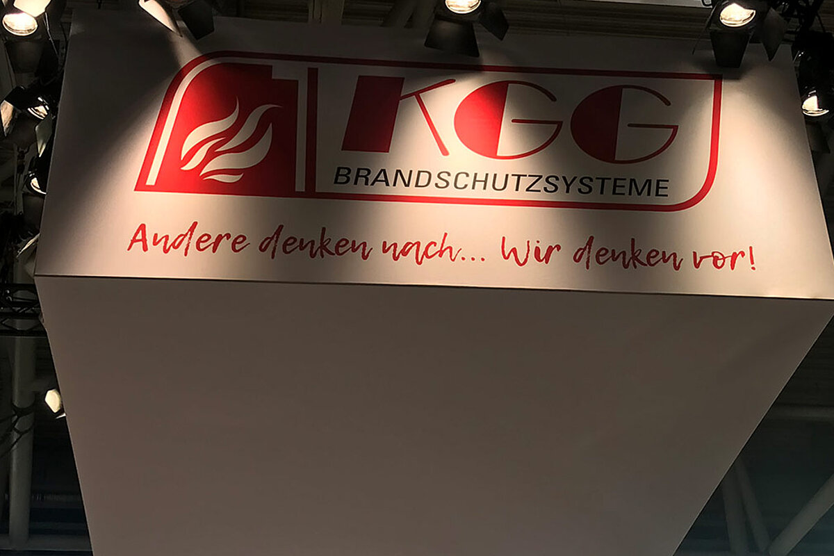 Messestand der KGG Brandschutzsysteme mit Slogan Andere denken nach, wir denken vor