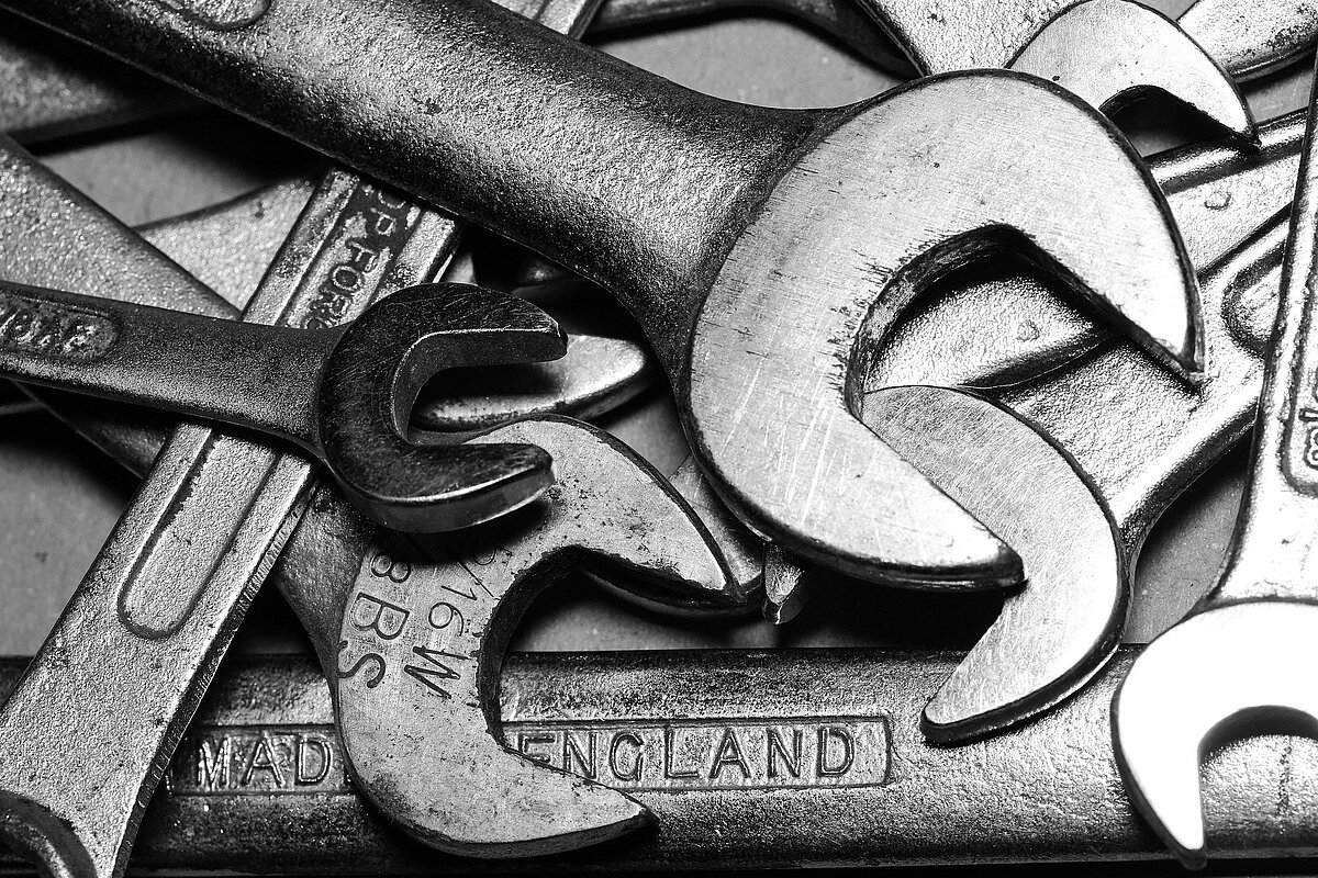 Gabelschlüssel als Symbol für Reparaturen an Brandschutzsystemen