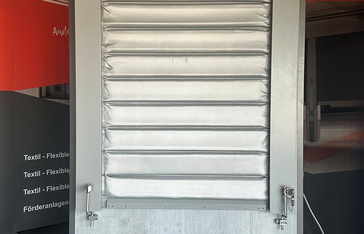 Messemodell des Feuerschutzabschlusses TFF-EI-ALL als Förderanlagenabschluss FAA EI 90