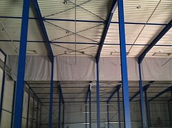 Textil-Starre Rauchschürzen zwischen den Stahlträgern einer Lagerhalle