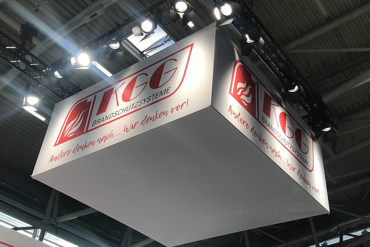 Hängendes Banner am Messestand der KGG Brandschutzsysteme auf den EIPOS Sachverständigentagen