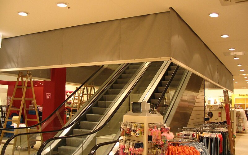 Textil-Flexible Rauchschürze TFR an einer Rolltreppe im Kaufhaus