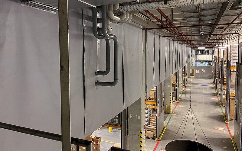 Textil-Starre Rauchschürzen TFR in einer Logistikhalle